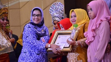 Kasmarni Amril Terima Penghargaan Anugerah Baiduri